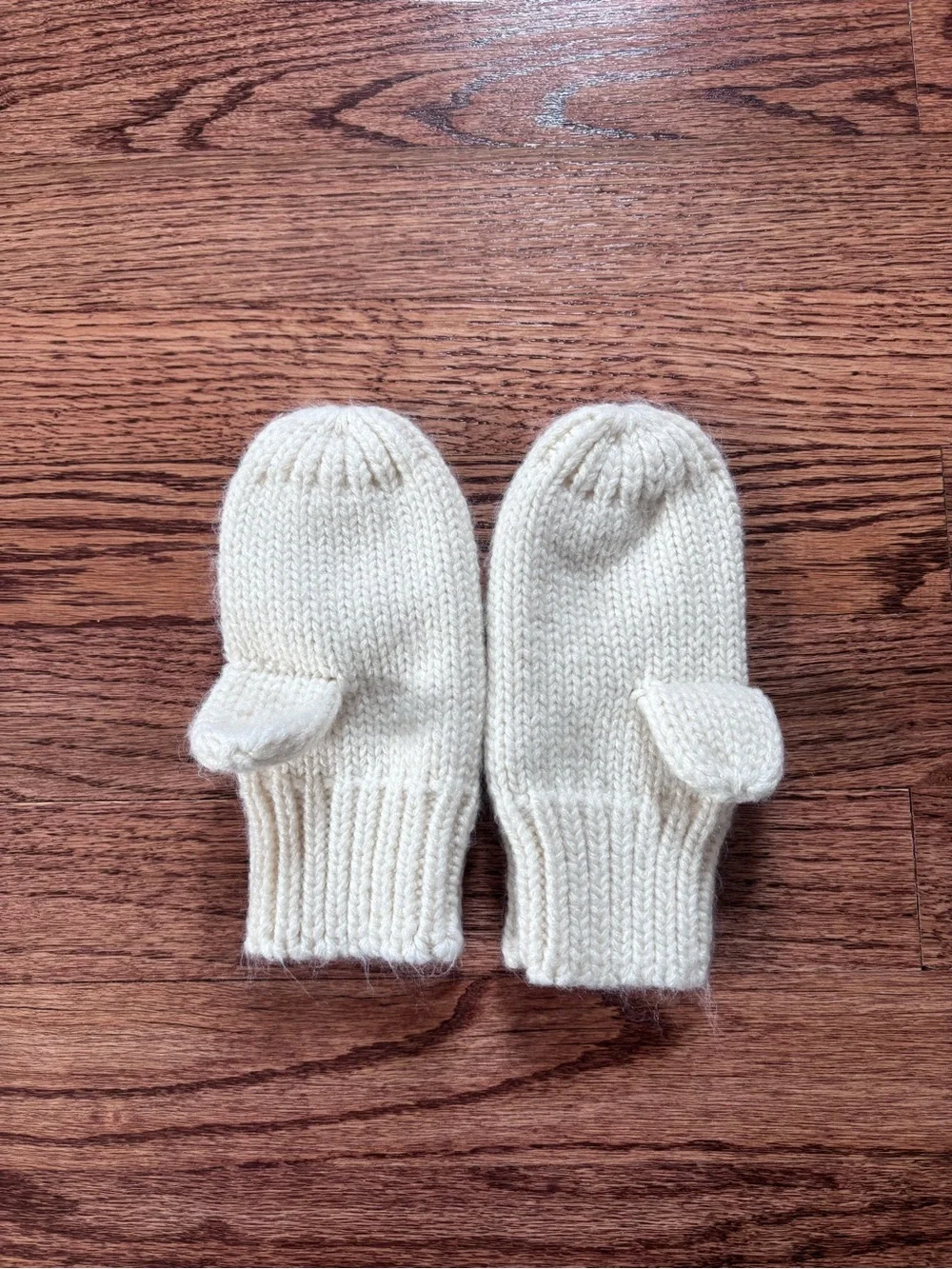 Gap Cozy Cable Knit Cream Mittens